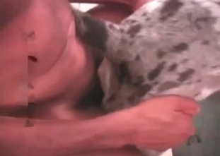 Sexy babe is satisfying a hound